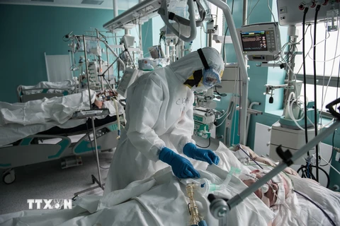 Nhân viên y tế điều trị cho bệnh nhân COVID-19 tại bệnh viện ở Moskva, Nga ngày 14/5/2020. (Ảnh: THX/TTXVN)