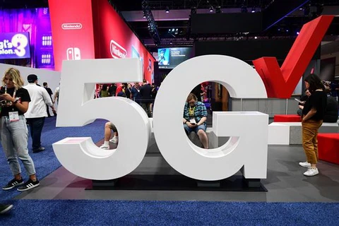 Biểu tượng mạng 5G tại một triển lãm. (Ảnh: AFP/TTXVN)