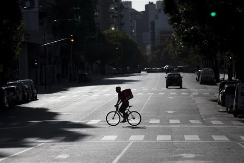 Cảnh vắng vẻ trên đường phố tại Buenos Aires, Argentina trong bối cảnh dịch COVID-19 lan rộng. (Ảnh: THX/TTXVN)
