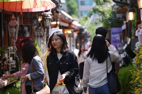Người dân mua sắm tại Ikseon-dong, Seoul, Hàn Quốc. (Ảnh: THX/TTXVN)