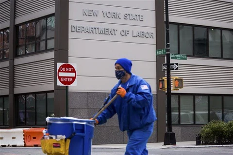 Công nhân dọn vệ sinh bên ngoài Văn phòng Sở Lao động thành phố New York (Mỹ). (Ảnh: THX/TTXVN)