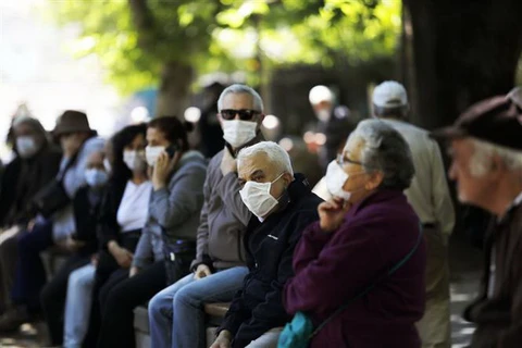 Người dân đeo khẩu trang phòng lây nhiễm COVID-19 tại Ankara, Thổ Nhĩ Kỳ. (Ảnh: THX/TTXVN)