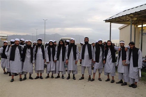 Các tù nhân Taliban được trả tự do chuẩn bị rời khỏi nhà tù Bagram, nằm cách thủ đô Kabul, Afghanistan khoảng 50km về phía Bắc, ngày 25/5/2020. (Ảnh: AFP/TTXVN)
