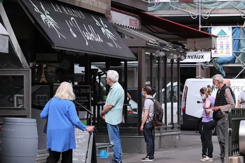Người dân xếp hàng bên ngoài một hiệu bánh ở Paris, Pháp ngày 22/5/2020. (Ảnh: THX/TTXVN)
