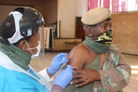 Nhân viên y tế tiêm vắcxin ngừa cúm mùa cho một binh sỹ Nam Phi. (Ảnh minh họa. Phi Hùng/TTXVN)