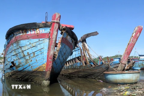 Những xác tàu nằm ngổn ngang trước cảng cá Sa Huỳnh. (Ảnh: Phước Ngọc/TTXVN)