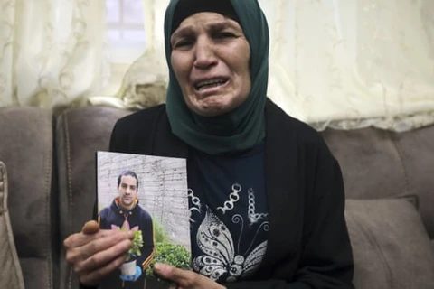 Bà Rana, mẹ của Iyad Halak, và bức ảnh của con trai bị mắc chứng tự kỷ. (Nguồn: Reuters)