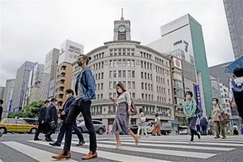 Người dân đi bộ tại quận mua sắm Ginza ở Tokyo, Nhật Bản, ngày 26/5/2020. (Ảnh: Kyodo/TTXVN)