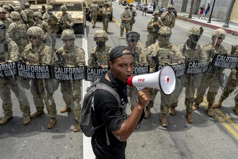 Cảnh sát chống bạo động Mỹ được triển khai ngăn người biểu tình quá khích trong cuộc tuần hành phản đối phân biệt chủng tộc ở Los Angeles, California, ngày 2/6/2020. (Ảnh: AFP/TTXVN)
