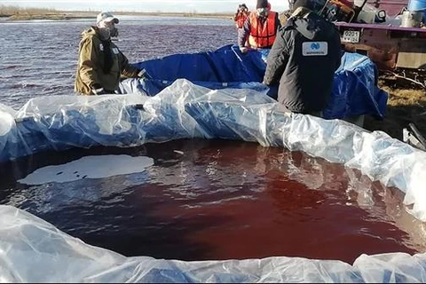 Lực lượng cứu hộ hút dầu loang trên sông Ambarynaya sau sự cố tràn dầu diesel ở Norilsk thuộc vùng Siberia, ngày 5/6/2020. (Ảnh: AFP/TTXVN)