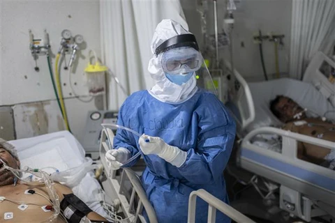 Nhân viên y tế điều trị cho bệnh nhân COVID-19 tại bệnh viện ở Atizapan, Mexico. (Ảnh: AFP/TTXVN)