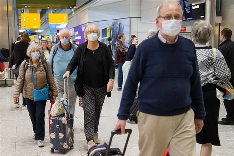 Hành khách tại sân bay quốc tế Heathrow ở London, Anh. (Ảnh: AFP/TTXVN)
