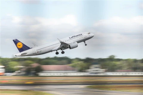 Máy bay của hãng hàng không Lufthansa cất cánh từ sân bay Tegel ở Berlin, Đức, ngày 26/5. (Ảnh: THX/TTXVN)