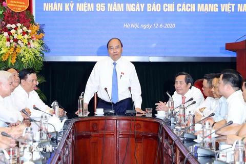 Thủ tướng Nguyễn Xuân Phúc phát biểu khi đến thăm, chúc mừng Báo Nhân Dân nhân dịp kỷ niệm 95 năm Ngày Báo chí Cách mạng Việt Nam. (Ảnh: Thống Nhất/TTXVN)