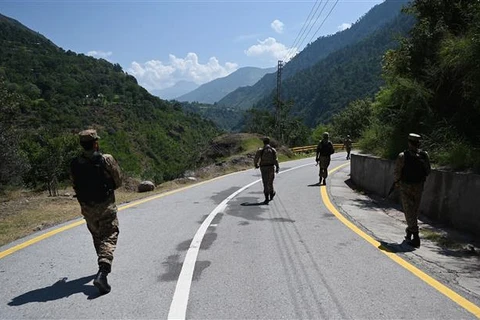 Binh sỹ Pakistan tuần tra gần Ranh giới Kiểm soát (LoC) giữa Pakistan và Ấn Độ tại khu vực Kashmir do Pakistan kiểm soát. (Ảnh: AFP/TTXVN)