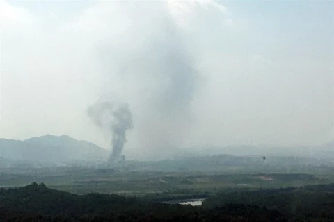 Khói bốc lên sau vụ nổ tại văn phòng liên lạc chung giữa hai miền Triều Tiên nằm trong khu công nghiệp Kaesong ở thị trấn biên giới Kaesong, ngày 16/6/2020. (Ảnh: Yonhap/TTXVN)