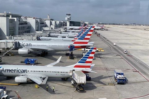 Máy bay của hãng hàng không American Airlines tại sân bay quốc tế Miami, Florida, Mỹ. (Ảnh: AFP/TTXVN)