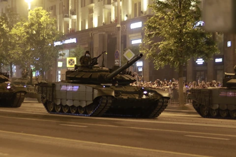 [Photo] Tăng thiết giáp Nga tập dượt ban đêm chuẩn bị duyệt binh
