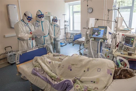Điều trị cho bệnh nhân nhiễm COVID-19 tại bệnh viện ở Tver, Nga. (Ảnh: THX/TTXVN)