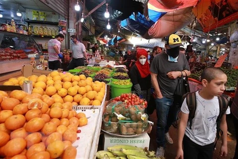 Người dân mua sắm tại một khu chợ ở Amman, Jordan. (Nguồn: AFP/TTXVN)