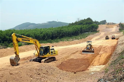 Thi công tại gói thầu số 8 thuộc dự án cao tốc Bắc-Nam trên địa bàn tỉnh Thừa Thiên-Huế. (Ảnh: Huy Hùng/TTXVN)