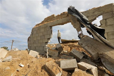 Hiện trường một vụ không kích của Israel xuống thành phố Gaza ngày 25/2/2020. (Ảnh: AFP/TTXVN)