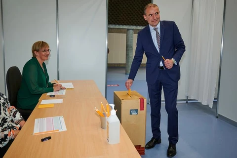 Đương kim Tổng thống Johannesson tại một điểm bỏ phiếu. (Nguồn: AFP)