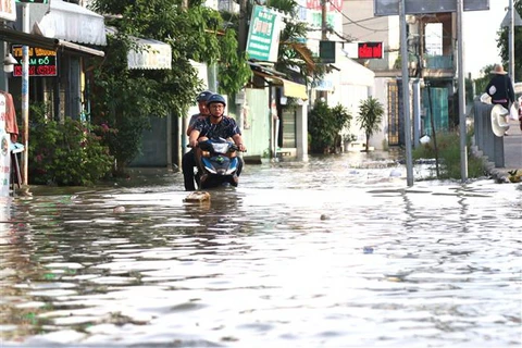 Triều cường gây ngập sâu tại khu vực cầu Phú Xuân, tiếp giáp huyện Nhà Bè và Quận 7. (Ảnh: Trần Xuân Tình/TTXVN)