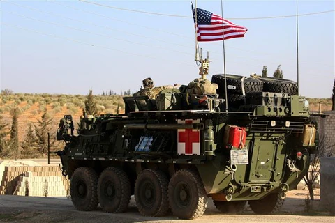 Xe quân sự Mỹ di chuyển gần làng Yalani ở ngoại ô phía Tây thành phố Manbij, Syria. (Ảnh: AFP/TTXVN)