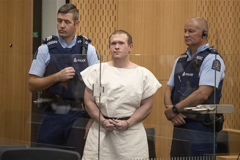 Brenton Tarrant (giữa) trong phiên xét xử tại tòa án quận Christchurch, New Zealand, ngày 16/3/2019. (Ảnh: AFP/TTXVN)