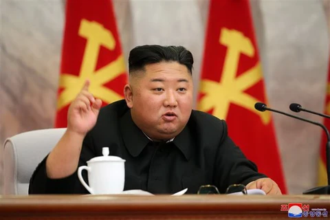 Nhà lãnh đạo Kim Jong-un chủ trì một cuộc họp. (Ảnh: Yonhap/TTXVN)