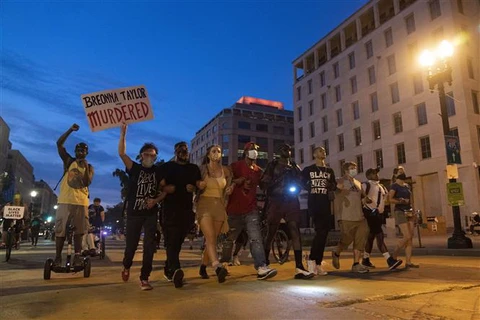 Người biểu tình phản đối phân biệt chủng tộc tập trung phía trước Nhà Trắng tại Washington D.C., Mỹ. (Ảnh: THX/TTXVN)
