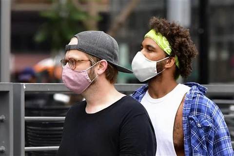 Người dân đeo khẩu trang phòng lây nhiễm COVID-19 tại Los Angeles, bang California, Mỹ. (Ảnh: AFP/TTXVN)