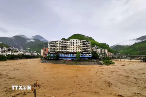 Nước sông dâng cao do mưa lũ tại Trùng Khánh, Trung Quốc. (Ảnh: THX/TTXVN)