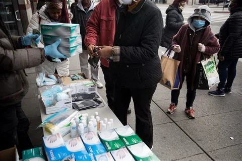 Khẩu trang, găng tay và nước khử khuẩn bày bán tại Brooklyn, New York (Mỹ) trong bối cảnh dịch COVID-19 lan mạnh. (Ảnh: THX/TTXVN)