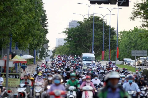 Các phương tiện lưu thông trên đường Mai Chí Thọ, Thành phố Hồ Chí Minh. (Ảnh: Tiến Lực/TTXVN)
