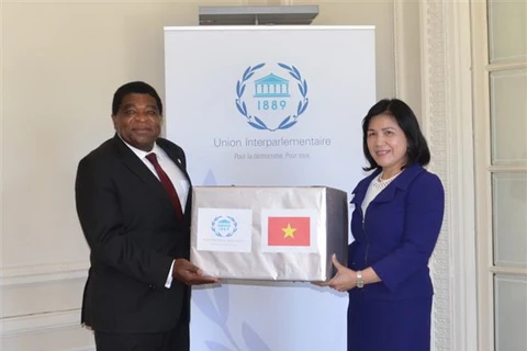 Đại sứ, Trưởng Phái đoàn Lê Thị Tuyết Mai trao tặng khẩu trang cho Tổng Thư ký IPU Martin Chungong. (Ảnh: Tố Uyên/TTXVN)