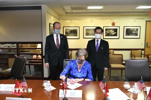 Đại sứ Hà Kim Ngọc và Trợ lý Ngoại trưởng Stilwell chứng kiến Giám đốc Chương trình Hòa bình Jody Olsen ký văn bản cam kết sẽ ký Thỏa thuận triển khai Chương trình Hòa bình. (Ảnh: TTXVN)