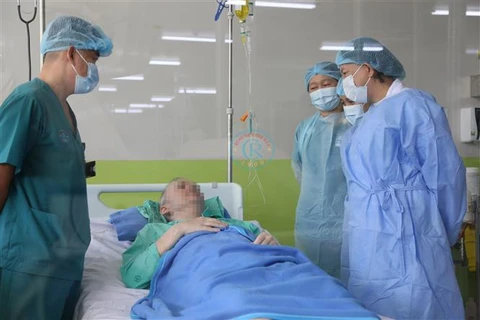 Phó Giáo sư, Tiến sỹ, bác sỹ Phạm Thị Ngọc Thảo, Phó giám đốc Bệnh viện Chợ Rẫy thăm bệnh nhân 91. (Ảnh: TTXVN phát)