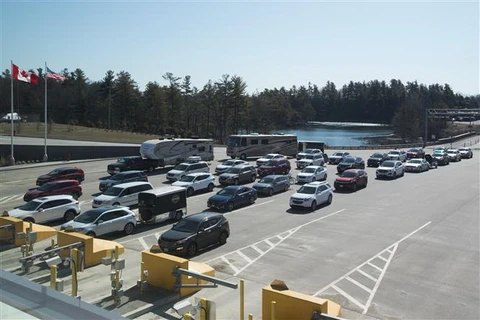 Cửa khẩu biên giới Canada-Mỹ tại Lansdowne, bang Ontario (Mỹ) đóng cửa do dịch COVID-19. (Ảnh: AFP/TTXVN)