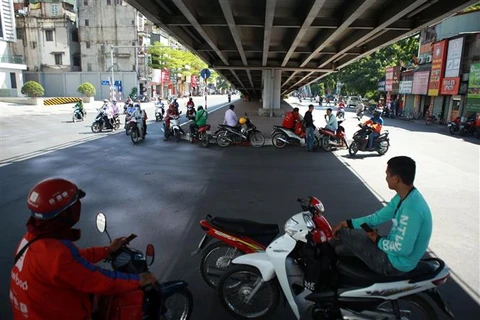 Người dân tránh nắng dưới các gầm cầu vượt tại Hà Nội. (Ảnh: Danh Lam/TTXVN)