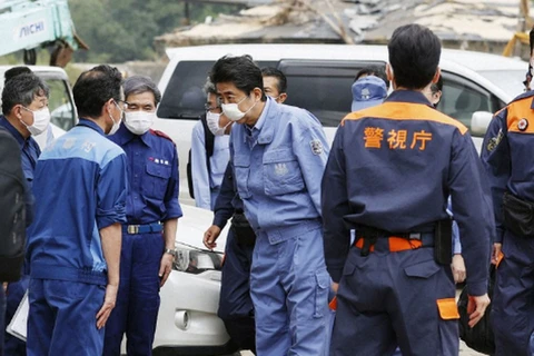 Thủ tướng Nhật Bản Shinzo Abe trong chuyến thị sát. (Nguồn: Kyodo)