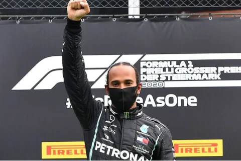 Tay đua Lewis Hamilton và hành động đặc biệt trên bục nhận thưởng