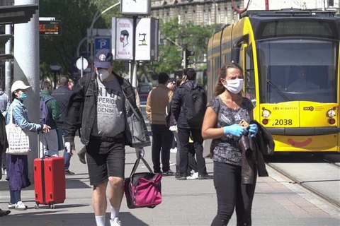 Người dân đeo khẩu trang phòng lây nhiễm COVID-19 tại Budapest, Hungary. (Ảnh: THX/TTXVN)