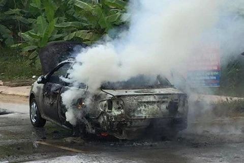 Ôtô bất ngờ bị cháy rụi, gây ùn tắc cục bộ trên đường Hồ Chí Minh