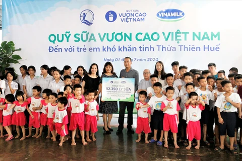 Bà Trần Thị Thái Hòa, Giám đốc Quỹ Bảo trợ trẻ em Thừa Thiên- Huế đại diện nhận bảng trao tặng sữa của Quỹ sữa Vươn cao Việt Nam và Vinamilk
