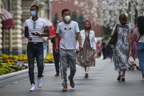 Người dân đeo khẩu trang phòng lây nhiễm COVID-19 tại Moskva, Nga ngày 13/7. (Ảnh: THX/TTXVN)
