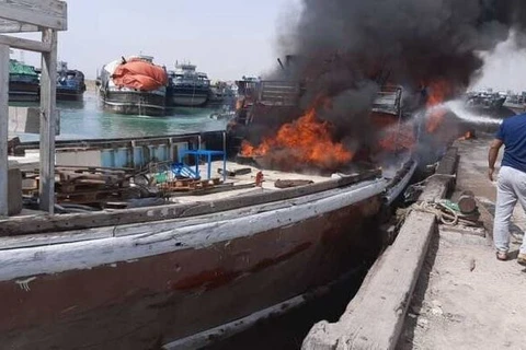 Nhiều tàu biển bốc cháy tại cảng Bushehr, Iran, ngày 15/7/2020. (Ảnh: IRNA/TTXVN)