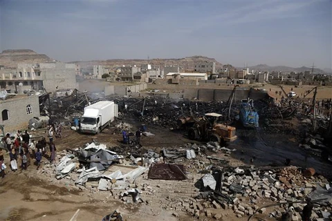 Cảnh tàn phá sau các cuộc không kích tại Sanaa, Yemen. (Ảnh: THX/TTXVN)
