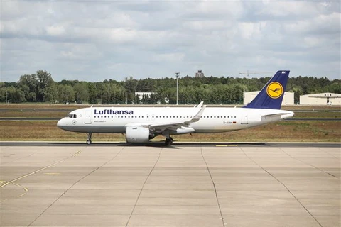 Máy bay của Hãng hàng không Lufthansa tại sân bay Tegel ở Berlin, Đức. (Ảnh: THX/TTXVN)
